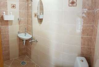 Гостевой дом Guest house Nikolay Гагра Трехместный номер с собственной ванной комнатой-2