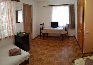 Гостевой дом Guest house Nikolay Гагра Трехместный номер с собственной ванной комнатой-3