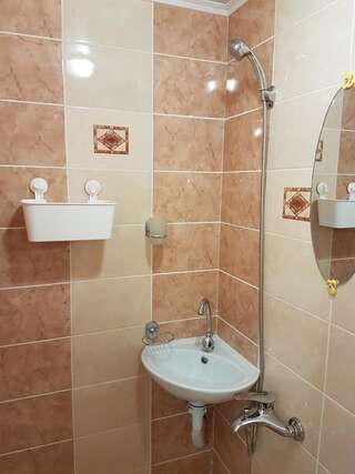 Гостевой дом Guest house Nikolay Гагра Трехместный номер с собственной ванной комнатой-4