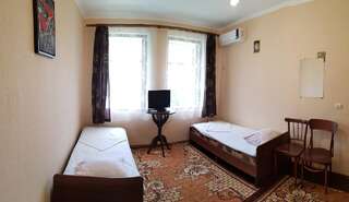 Гостевой дом Guest house Nikolay Гагра Стандартный трехместный номер-1