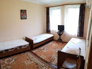 Гостевой дом Guest house Nikolay Гагра Стандартный трехместный номер-2